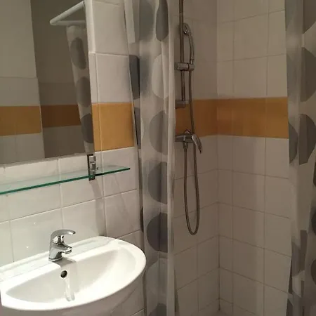 Du Petit Louvre فندق *