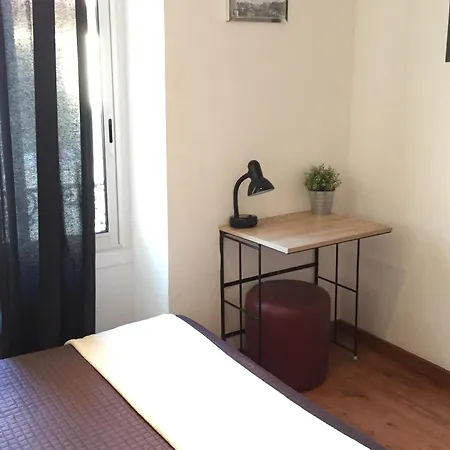 小卢浮宫酒店 *